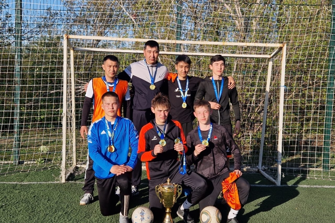 "1 мамыр - бірлік пен ынтымақтастық" күніне орай ұйымдастырылған футболдан 1 орын алған командамызды құттықтаймыз!!!