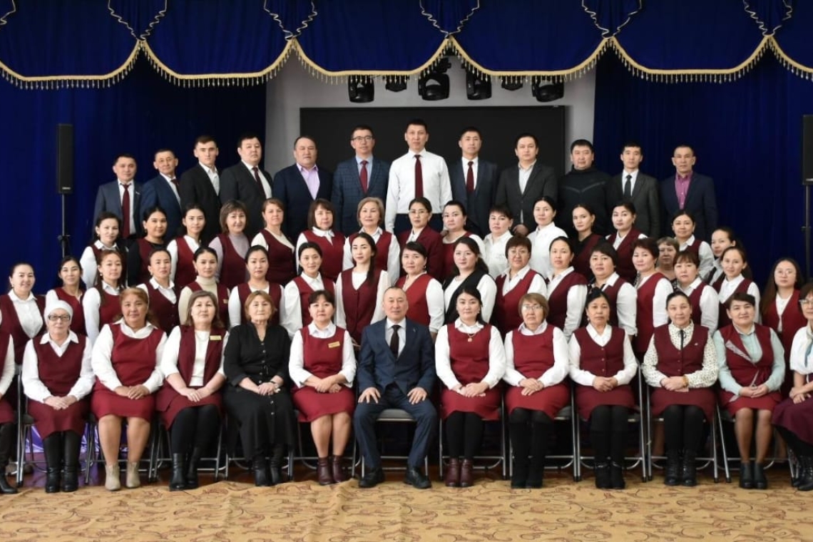 Мектеп жанындағы интернаты бар № 2 Кішкенекөл орта мектебінің 2024-2025 оқу жылының ұжымы